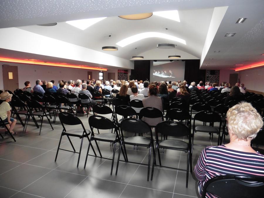 La grandeur de la salle